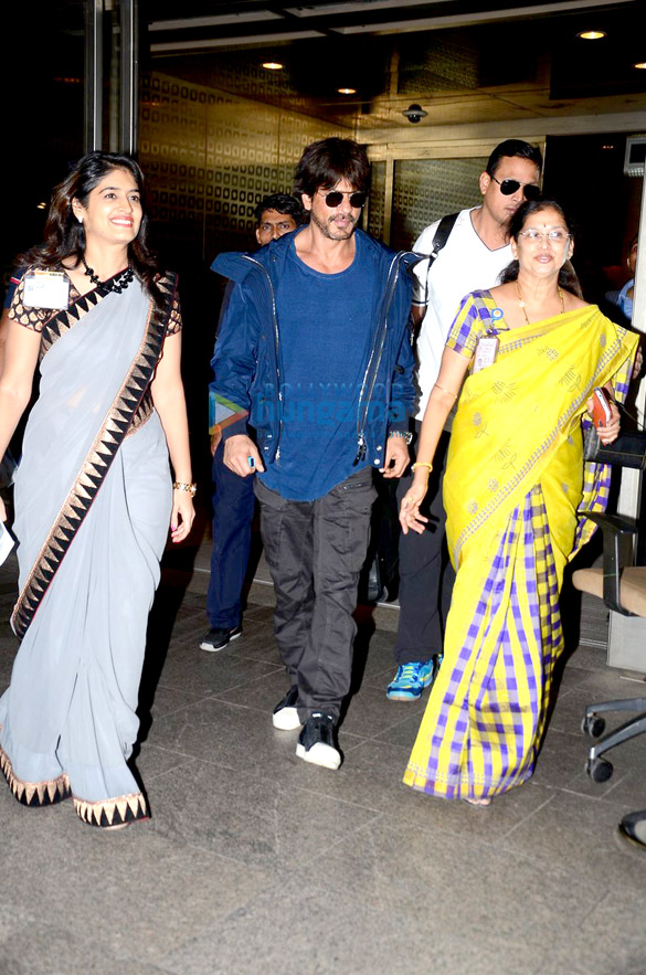 Shah Rukh Khan, Alia Bhatt & AbRam Khan return from Delhi post ‘Dear Zindagi’ promotions Shah Rukh Khan, Alia Bhatt & AbRam Khan return from Delhi post ‘Dear Zindagi’ promotions