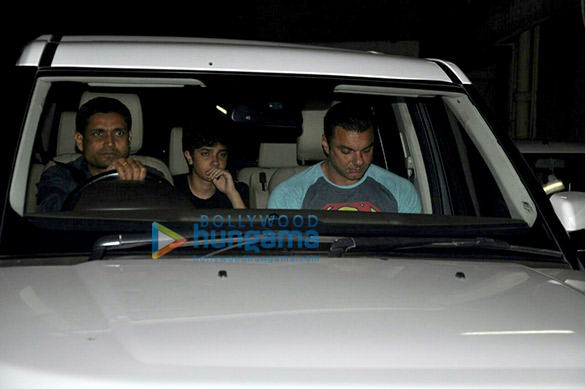 srk sohail sunil sooraj snapped post a party at salman khans place 2