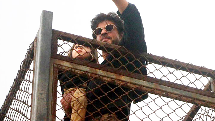 Shah Rukh Khan Appears In His Trademark Style At Mannat On His 51st Birthday Shah Rukh Khan Appears In His Trademark Style At Mannat On His 51st Birthday