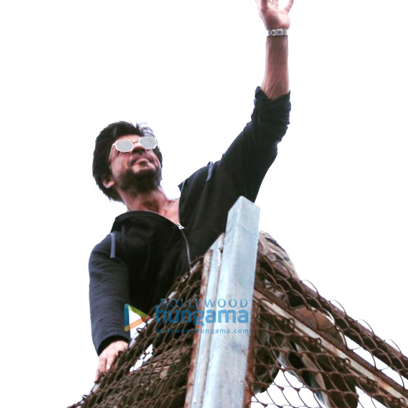 Shah Rukh Khan greets his fans on his 51st birthday Shah Rukh Khan greets his fans on his 51st birthday