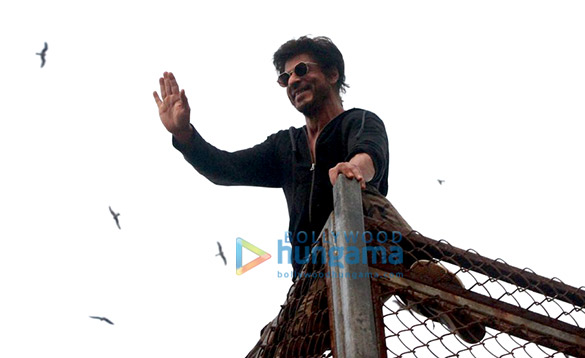 shah rukh khan greets his fans on his 51st birthday 4 2