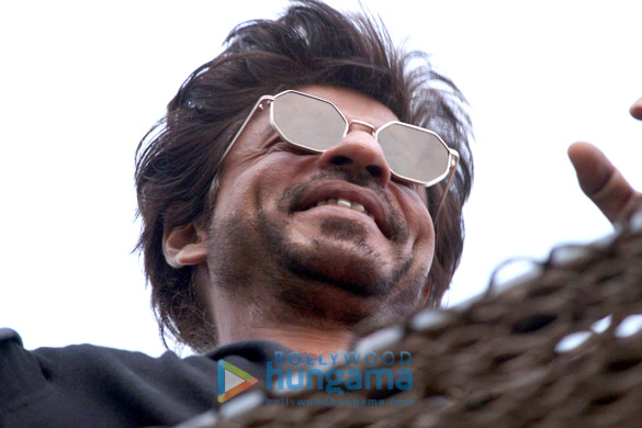 shah rukh khan greets his fans on his 51st birthday 6