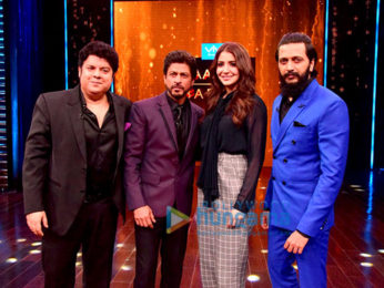 Shah Rukh Khan and Anushka Sharma on the sets of 'Yaaron Ki Baaraat'