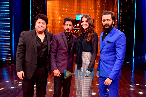 Shah Rukh Khan and Anushka Sharma on the sets of ‘Yaaron Ki Baaraat’ Shah Rukh Khan and Anushka Sharma on the sets of ‘Yaaron Ki Baaraat’