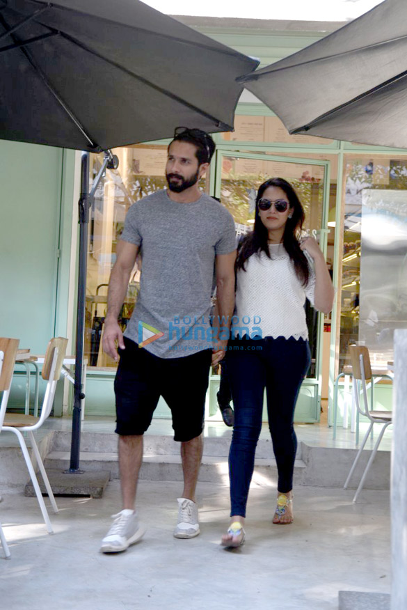 shahid kapoor mira rajput snapped post lunch at the kitchen garden 2