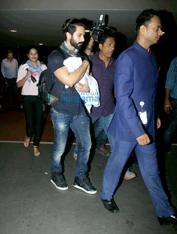 shahid kapoor snapped with wife and kid at the mumbai airport 4