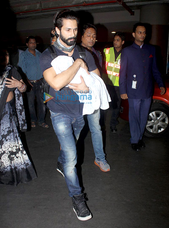 shahid kapoor snapped with wife and kid at the mumbai airport 5