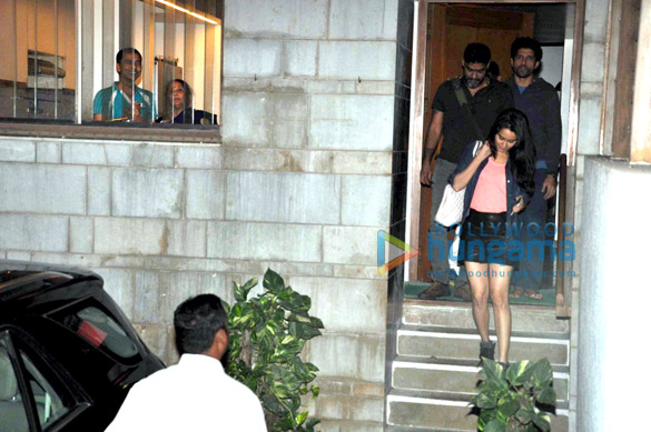 shraddha kapoor snapped post meeting at farhan akhtars house 2