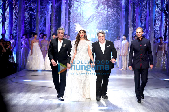 shweta nanda bachchan walks for abu jani sandeep khosla show for volvo 2