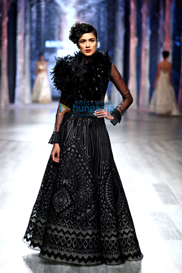 shweta nanda bachchan walks for abu jani sandeep khosla show for volvo 8