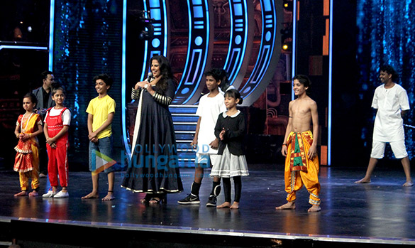 vidya balan promotes kahaani 2 on the sets of super dancer 6