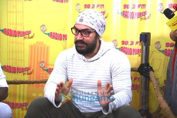 aamir khan promotes dangal on radio mirchi 98 3 fm 4