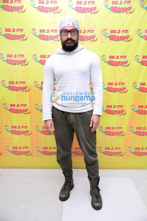 aamir khan promotes dangal on radio mirchi 98 3 fm 5