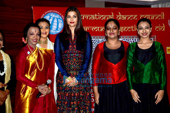 aishwarya graces the international dance congress meet with her dance teacher lata surendra 2
