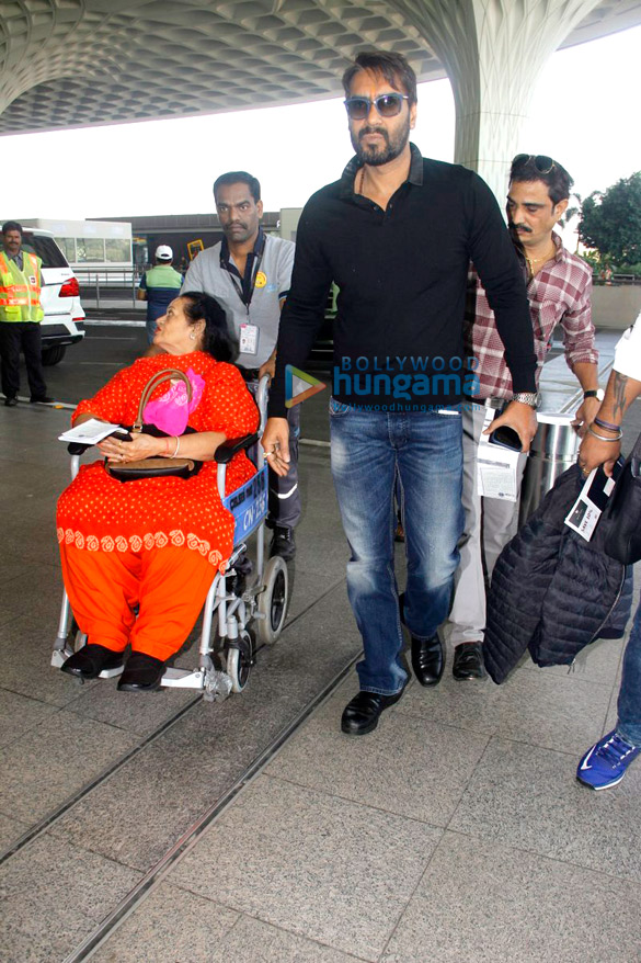 ajayshahid and kajol snapped at the airport 1