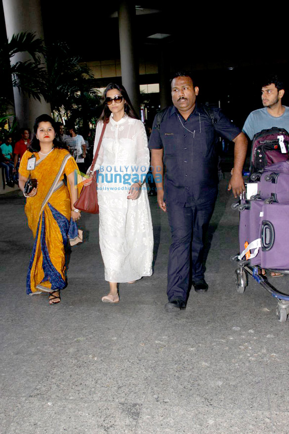 anushka virat sonam kriti snapped at the airport 2 2