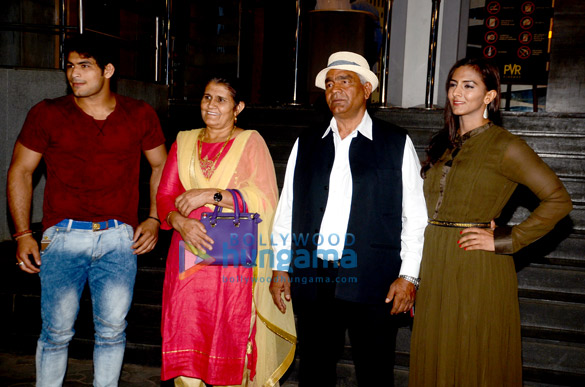 cast and crew screening of dangal 41