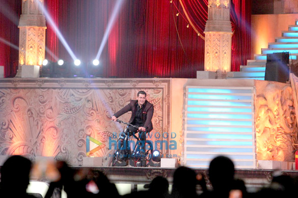 celebs perform at 23rd annual star screen awards 2016 14