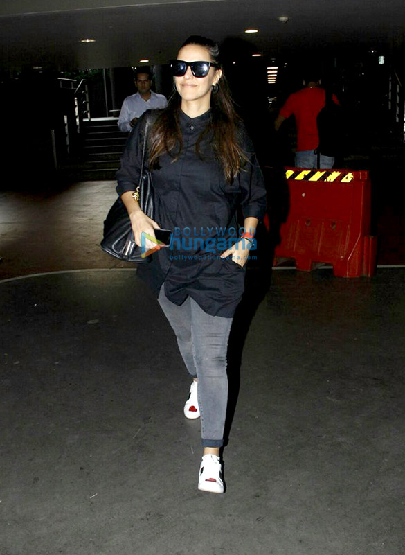 dhanush kriti neha and others snapped at the airport 3