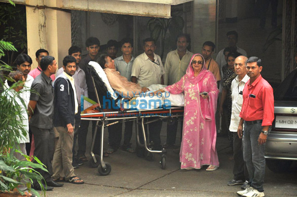 dilip kumar snapped with wife saira banu post discharge from hospital 4