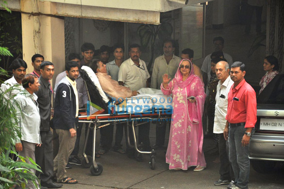 dilip kumar snapped with wife saira banu post discharge from hospital 5