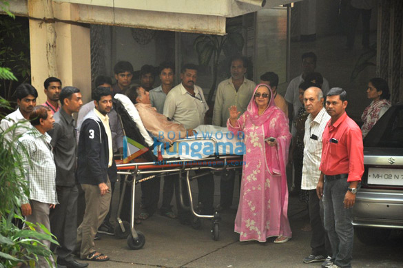 dilip kumar snapped with wife saira banu post discharge from hospital 6