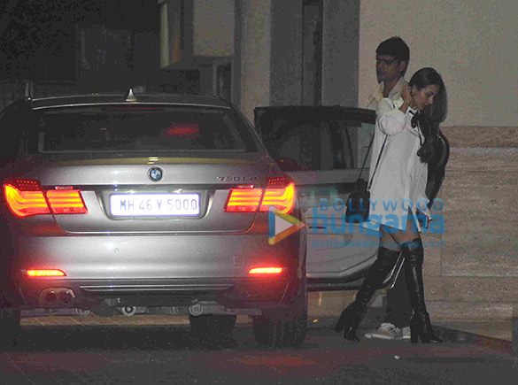 kareena kapoor khan malaika arora khan and aditi gowitrikar snapped post dinner 3