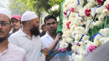 Mushtaq Sheikh’s father’s last rites at Bandra crematorium