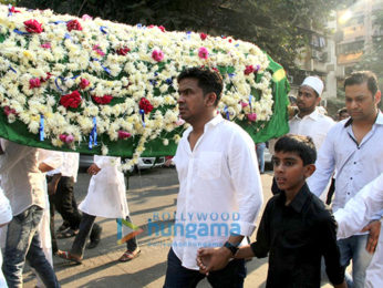 Mushtaq Sheikh's father's last rites at Bandra crematorium