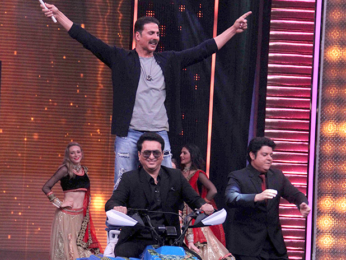 OMG! After Shah Rukh Khan, Akshay Kumar does pole dance on Yaaron Ki Baraat