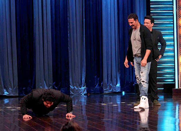 omg after shah rukh khan akshay kumar does pole dance on yaaron ki baraat 3
