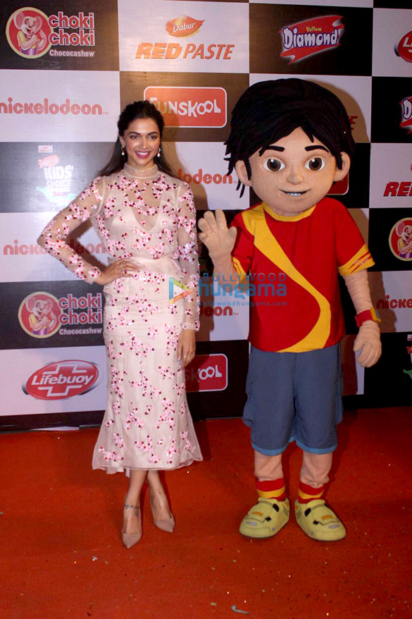 srk deepika varun alia grace the nicklodeon awards 13