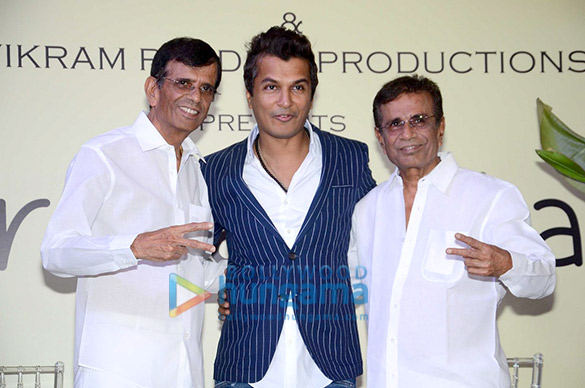 srk gives mahurat clap for vikrams marathi movie hrudayantar 13