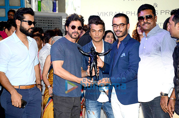 srk gives mahurat clap for vikrams marathi movie hrudayantar 2
