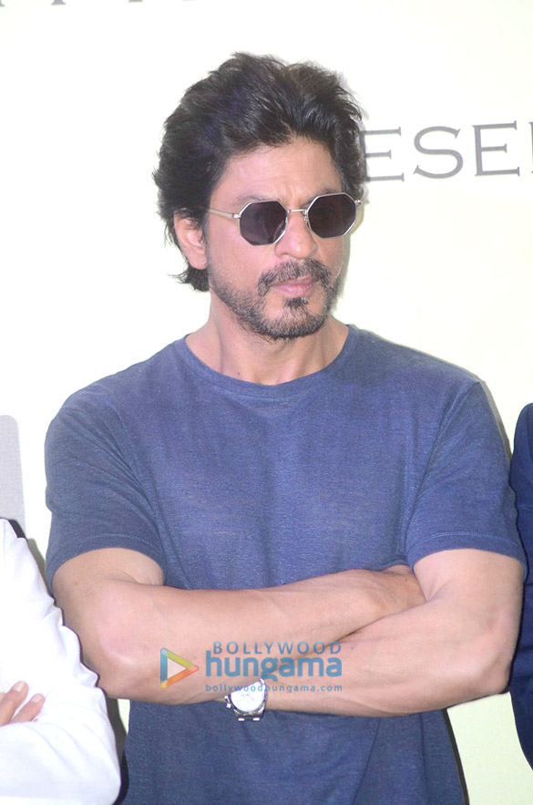 srk gives mahurat clap for vikrams marathi movie hrudayantar 5