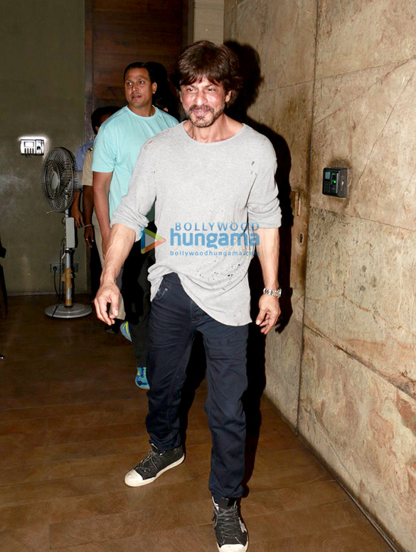srk graces the raees trailer preview for select media 5