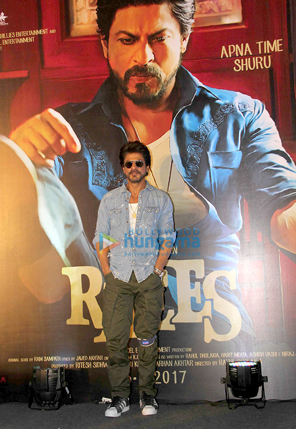 srk graces the trailer launch of his next film raees 1