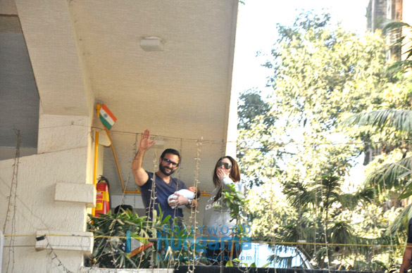 saif ali khan and kareena kapoor khan pose with baby taimur outside their residence 5