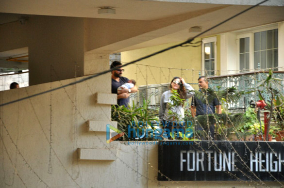 saif ali khan and kareena kapoor khan pose with baby taimur outside their residence 6