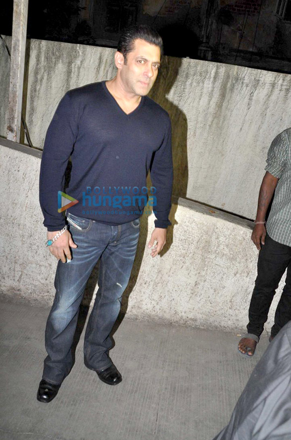 Salman Khan, Sangeeta Bijlani and others snapped post ‘Dangal’ screening Salman Khan, Sangeeta Bijlani and others snapped post ‘Dangal’ screening