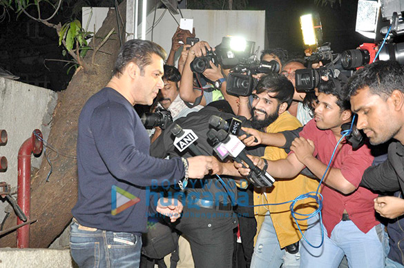 salman sangeeta snapped post dangal screening 4