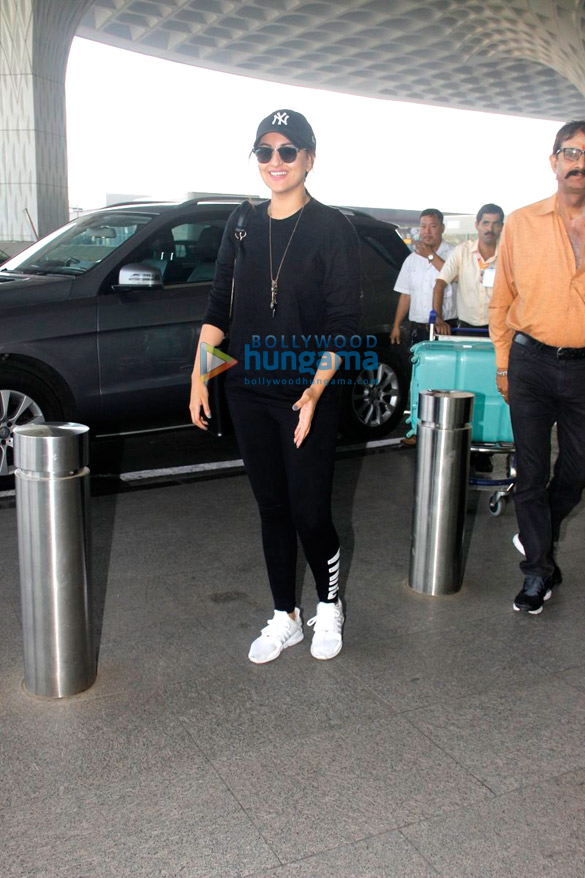 sonakshi sinha and others snapped at the airport 4