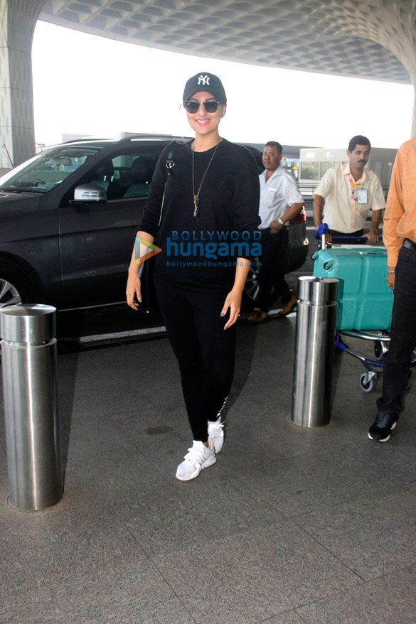 sonakshi sinha and others snapped at the airport 7