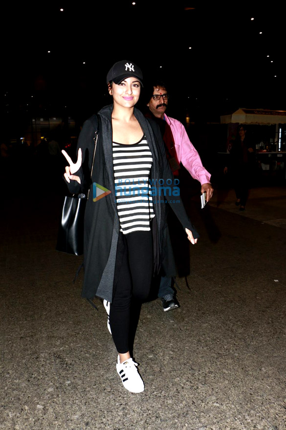 sonam and sonakshi at airport 2