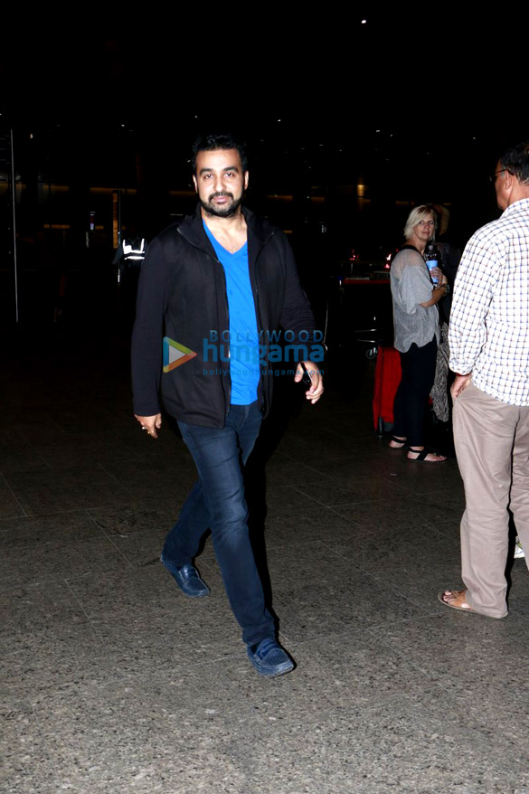 sonam and sonakshi at airport 7