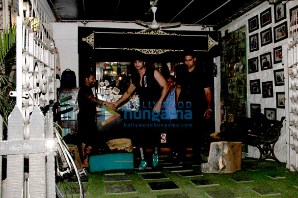 sushant snapped post getting tattoed in bandra 4
