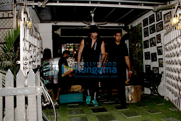 sushant snapped post getting tattoed in bandra 5