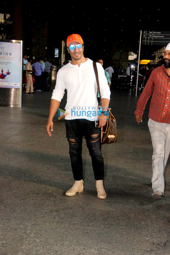 vidyut jammwal esha gupta sanya malhotra fatima sana shaikh snapped at the airport 1