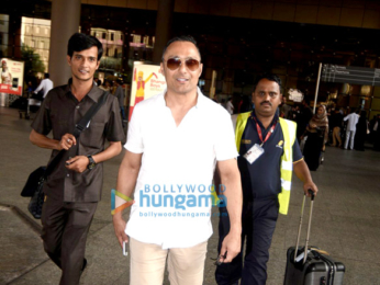 Abhishek Bachchan, Aishwarya Rai Bachchan, Anushka Sharma & Freida Pinto snapped at the airport