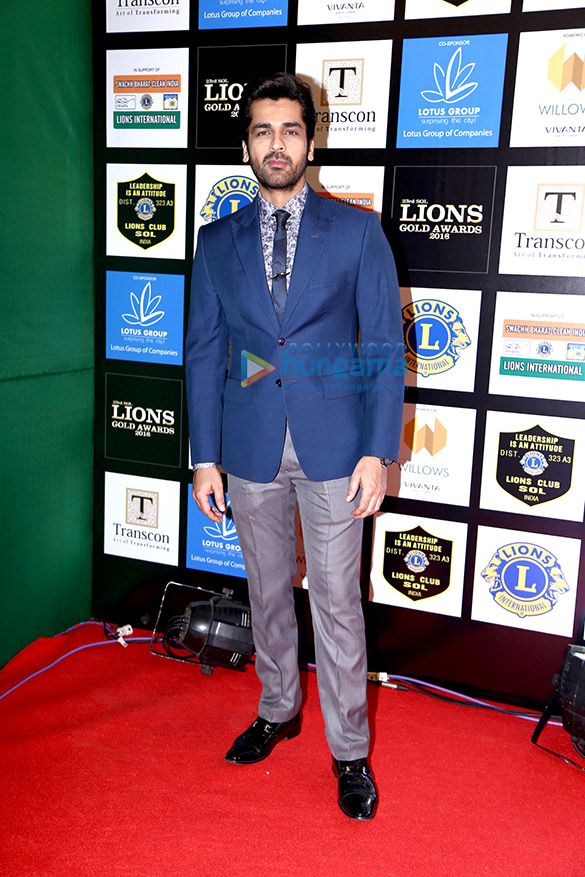 aishwarya rai bachchan and tiger shroff grace the 23rd sol lions gold awards 2016 29